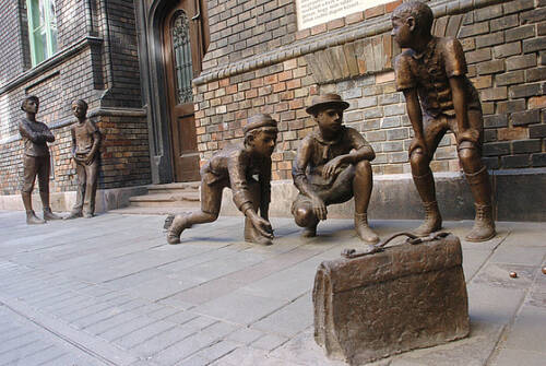 Nyolcvan író lakik benne