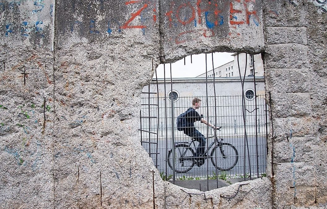 Életünk a falak árnyékában